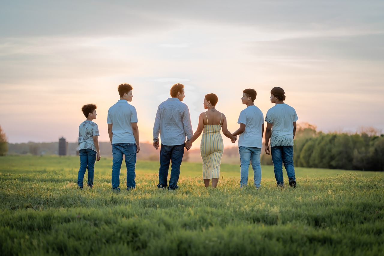 entdecken sie die bedeutung von familie: verbundenheit, unterstützung und unvergessliche momente schaffen. erfahren sie, wie familienbeziehungen das leben bereichern und stärken.