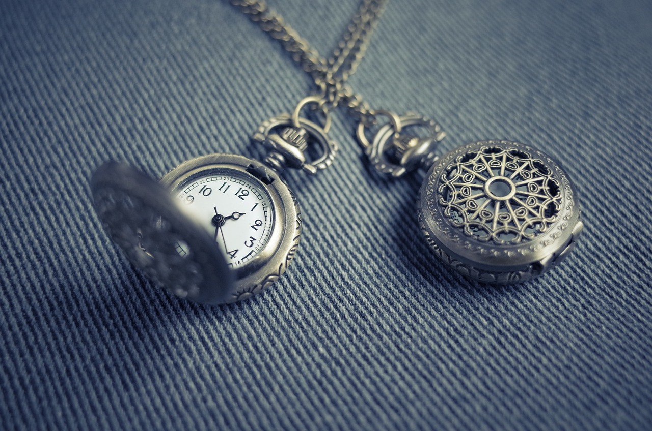 entdecken sie unsere exquisite kollektion an schmuckstücken, die jedem anlass glanz verleihen. von eleganten ringen über funkelnde halsketten bis hin zu stilvollen ohrringen – finden sie das perfekte accessoire für ihren persönlichen stil.